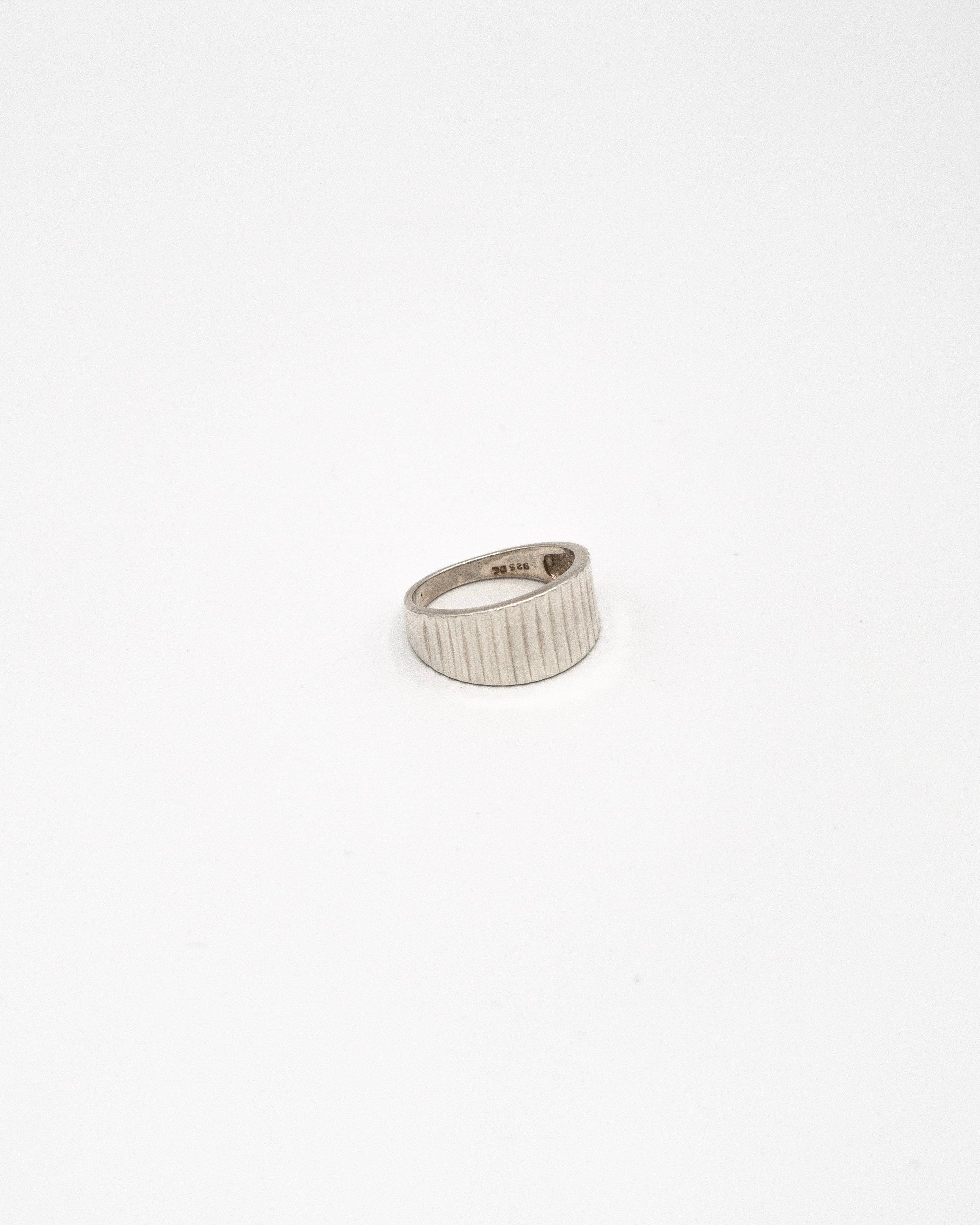 Grooved band ring
