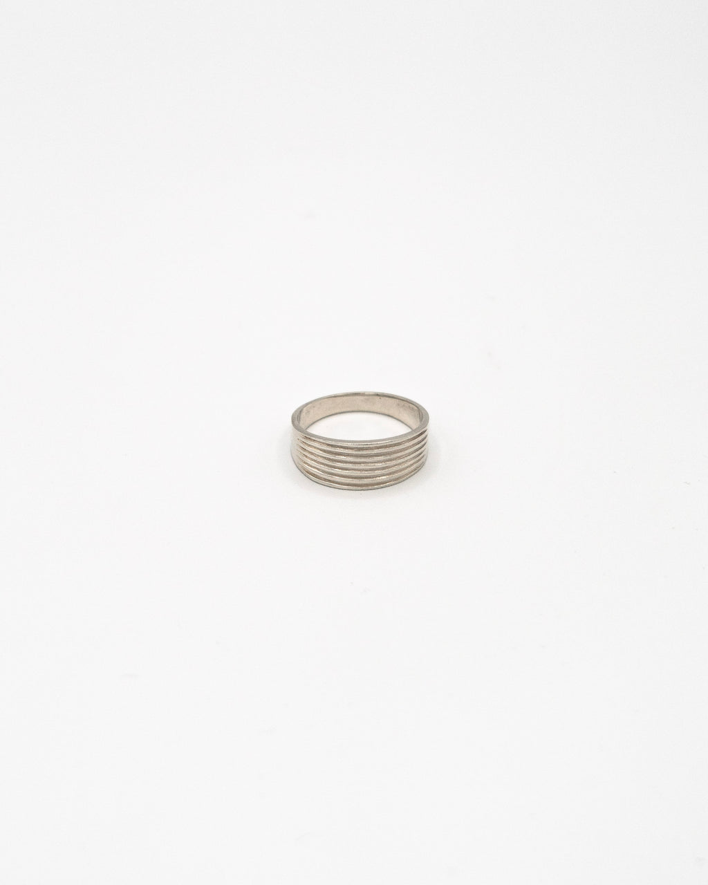 Ribbed band ring