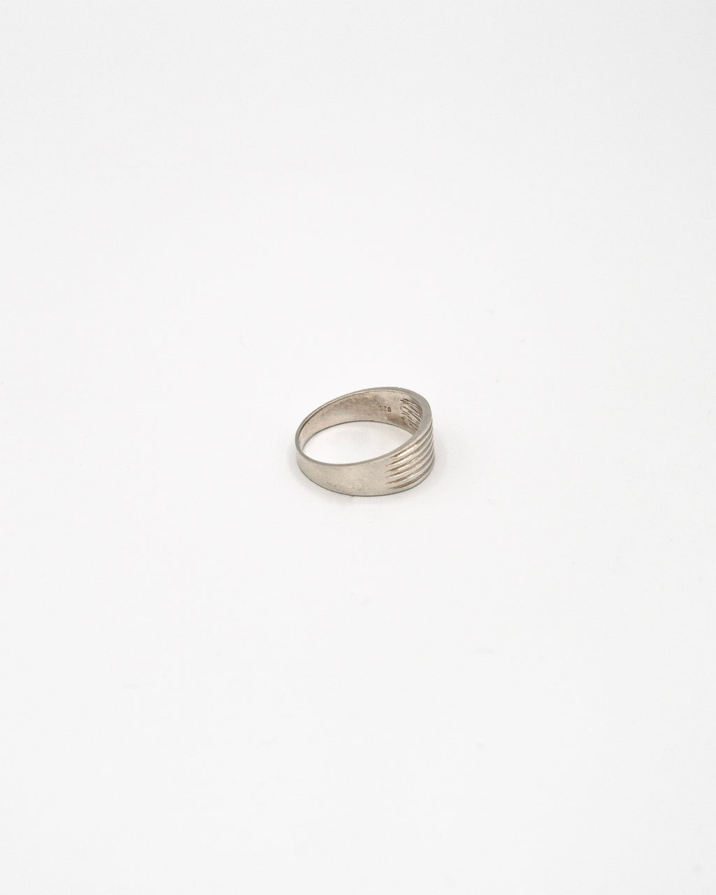 Ribbed band ring