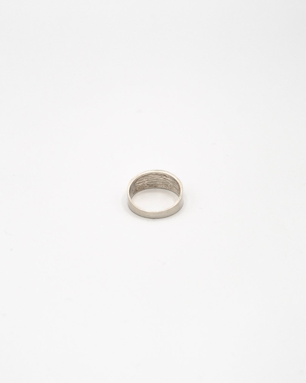 Ribbed band ring