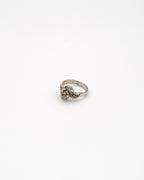 Ring with flower pattern