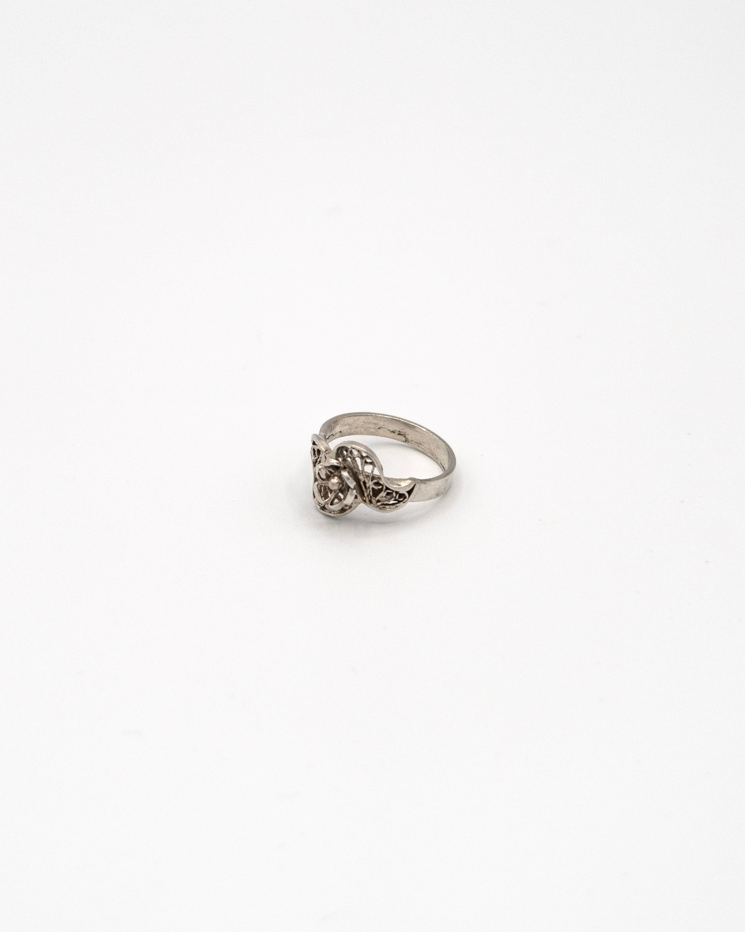Ring with flower pattern
