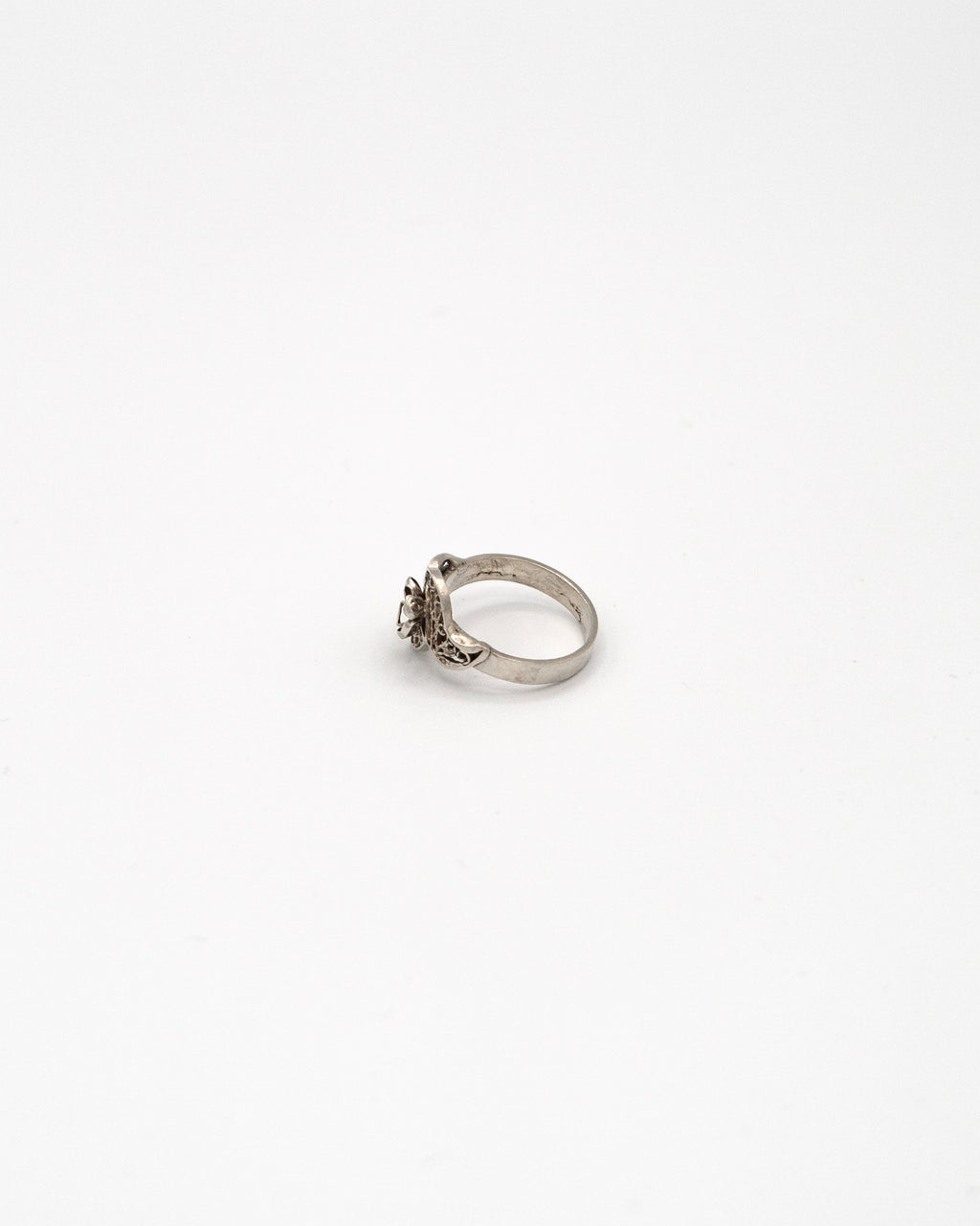 Ring with flower pattern