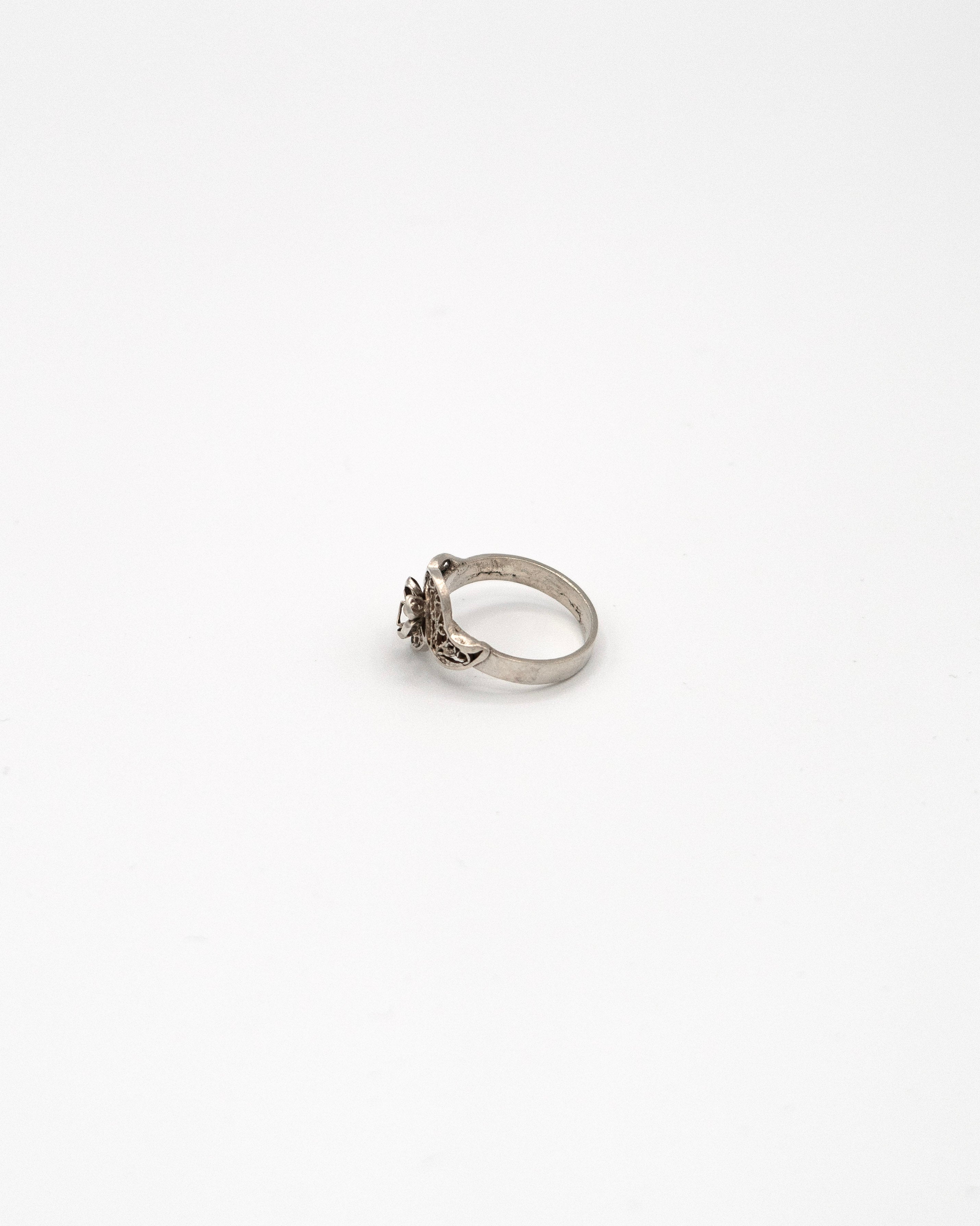 Ring with flower pattern