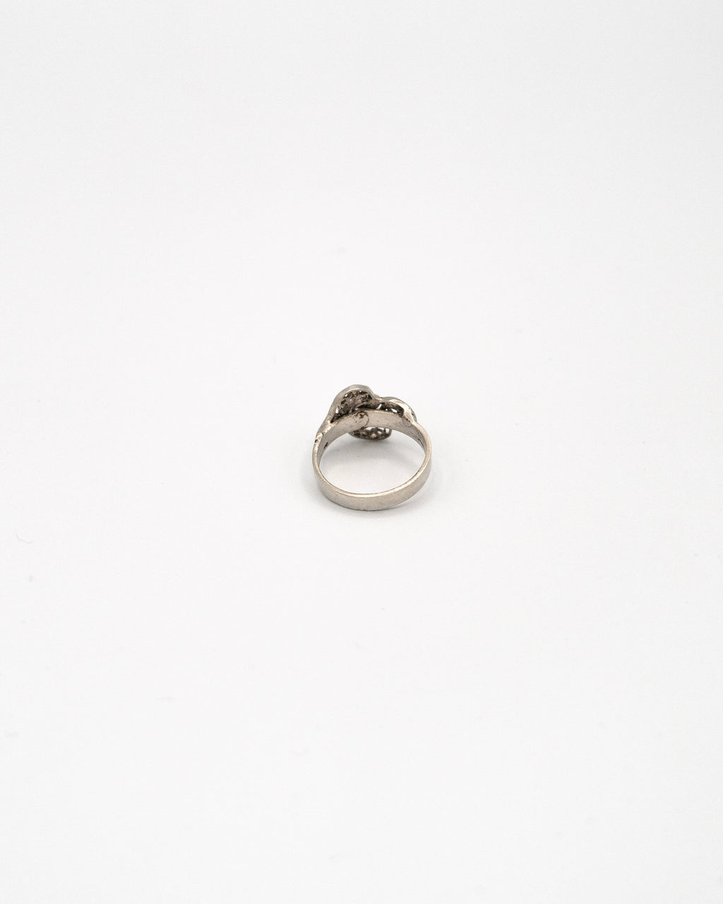 Ring with flower pattern