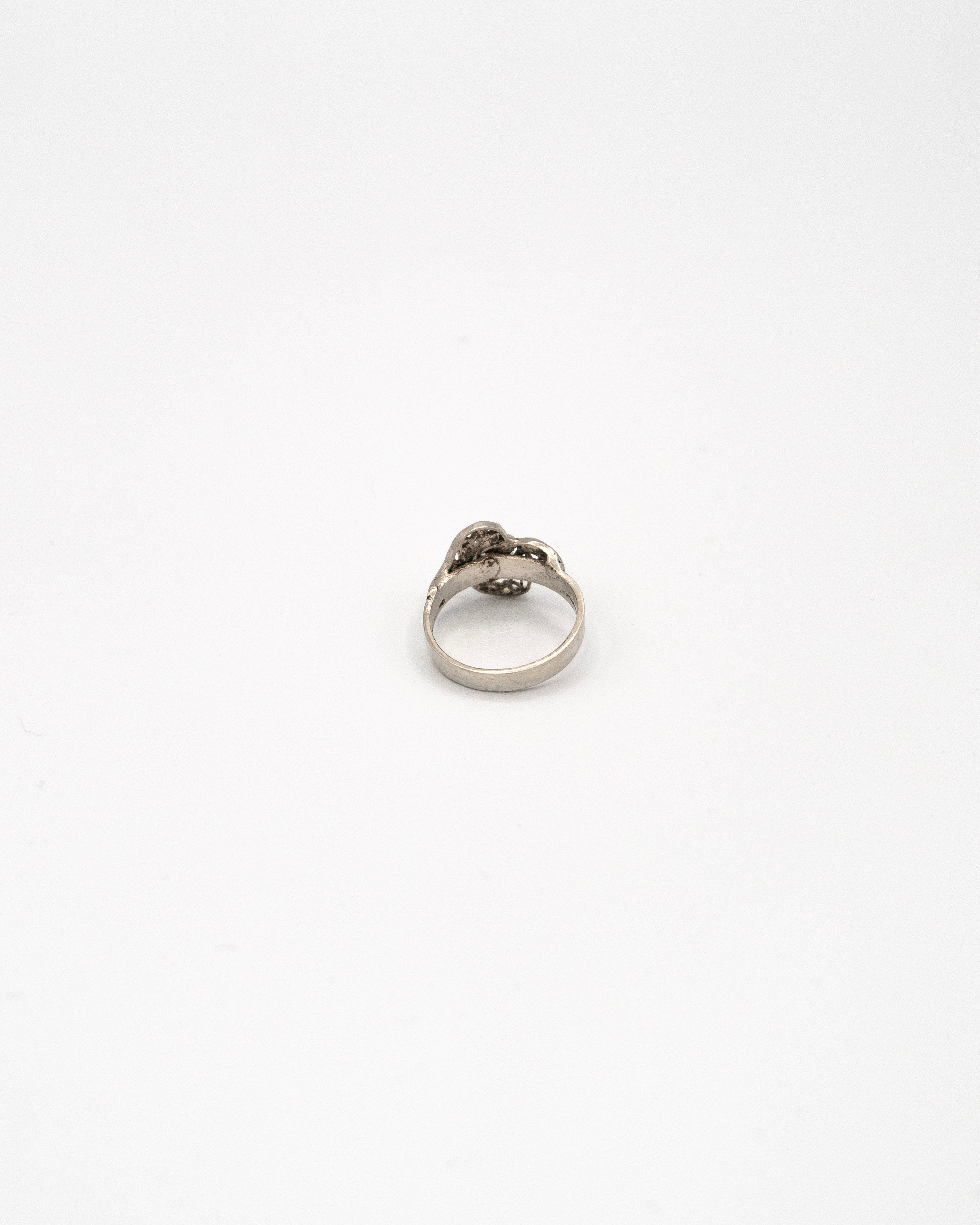 Ring with flower pattern