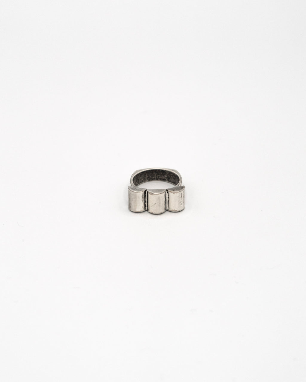 RING BAND WITH THREE MOUNTAINS DESIGN