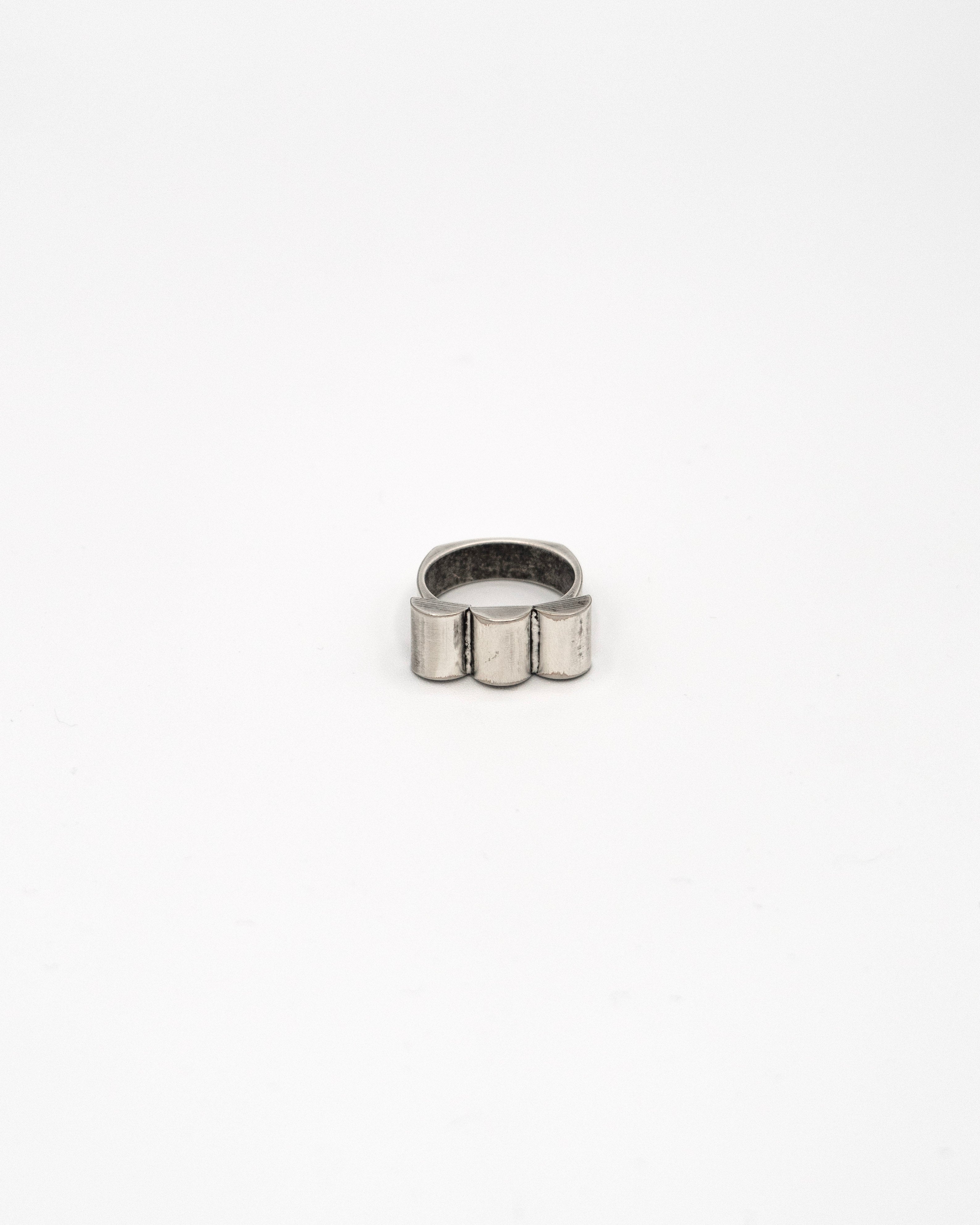 RING BAND WITH THREE MOUNTAINS DESIGN