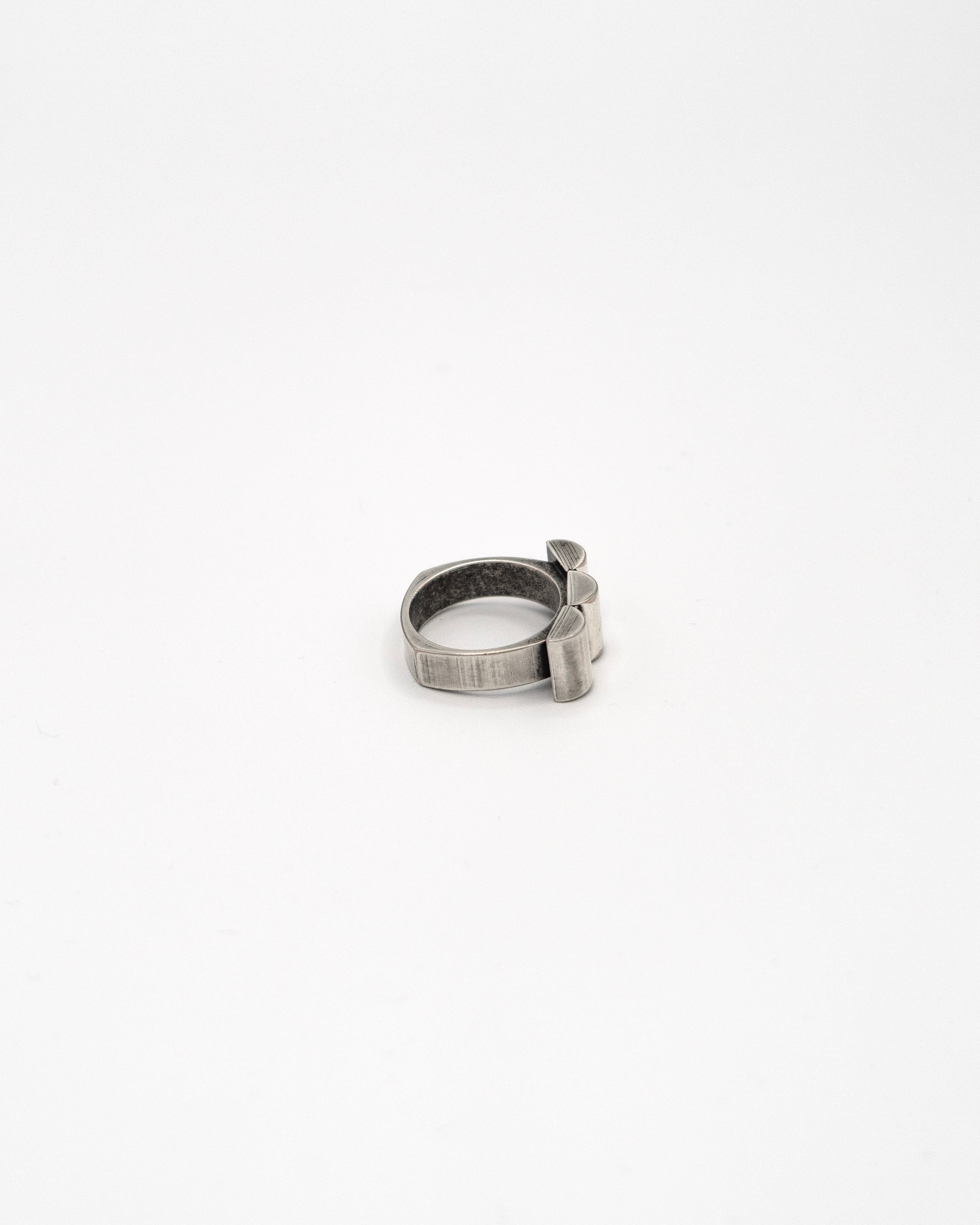 RING BAND WITH THREE MOUNTAINS DESIGN