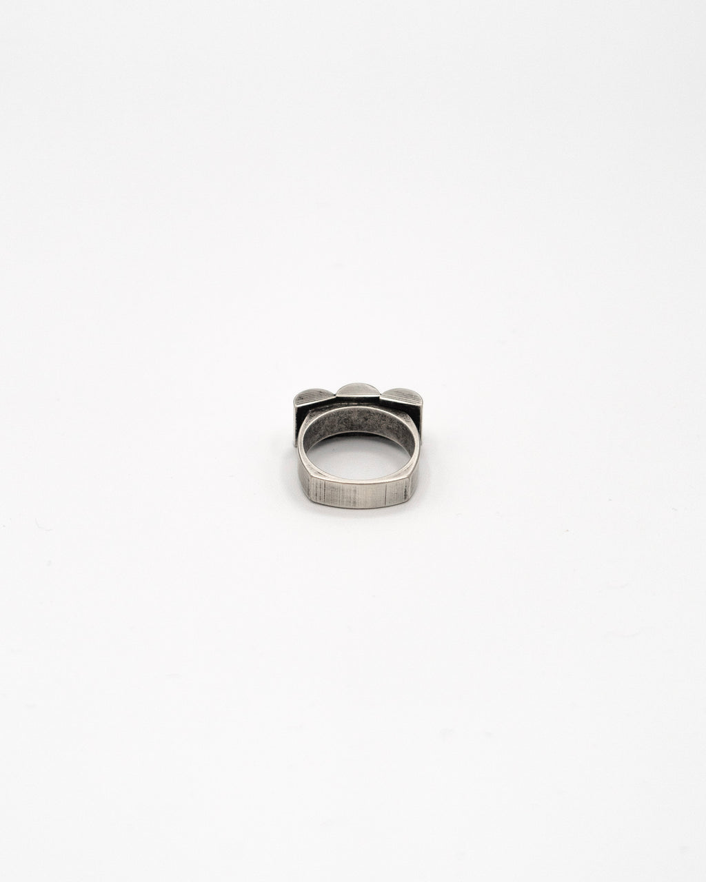 RING BAND WITH THREE MOUNTAINS DESIGN