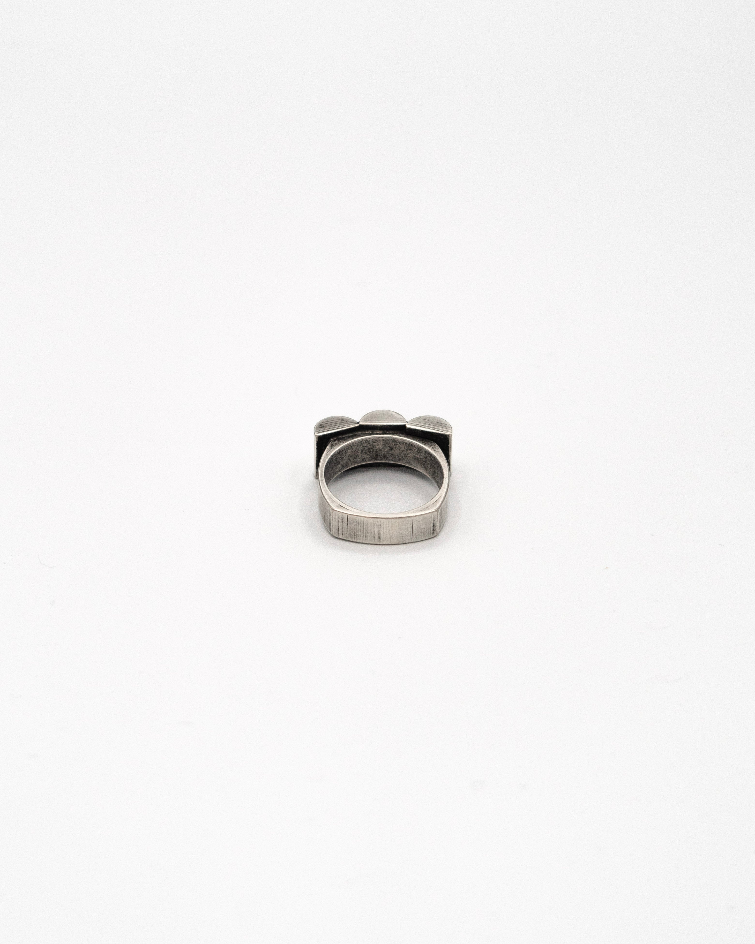 RING BAND WITH THREE MOUNTAINS DESIGN
