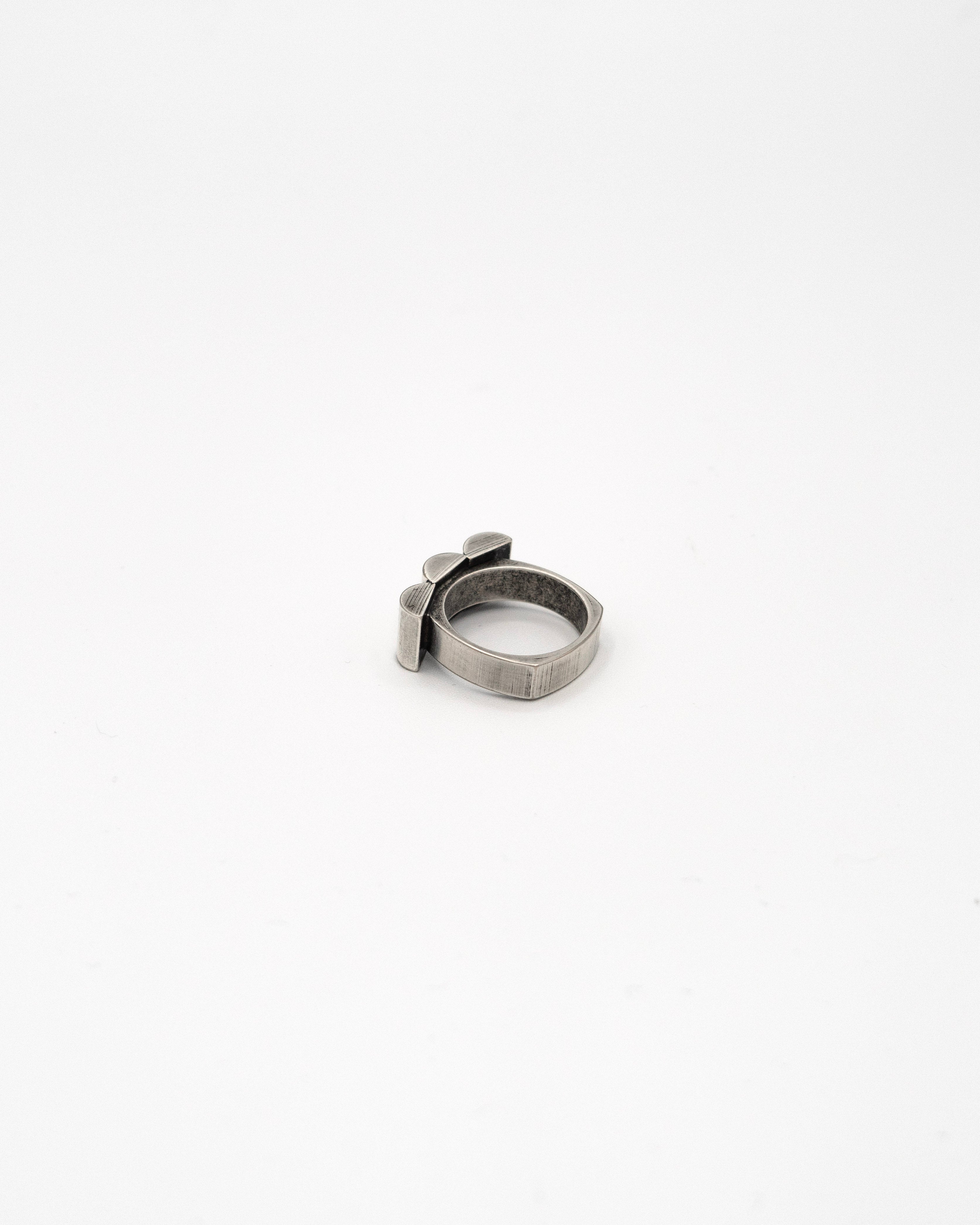 RING BAND WITH THREE MOUNTAINS DESIGN