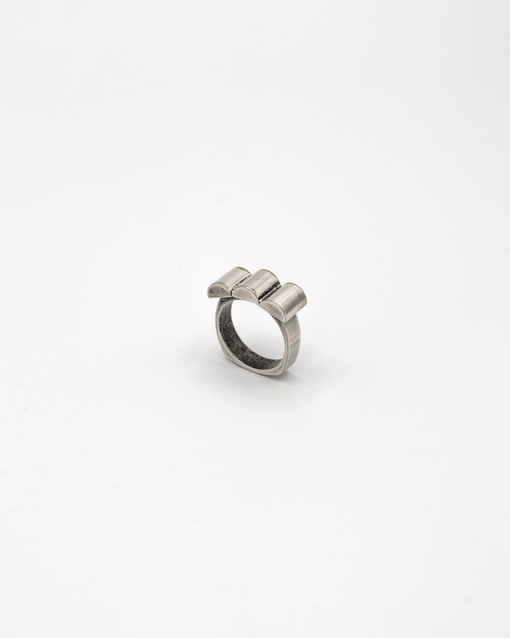 RING BAND WITH THREE MOUNTAINS DESIGN