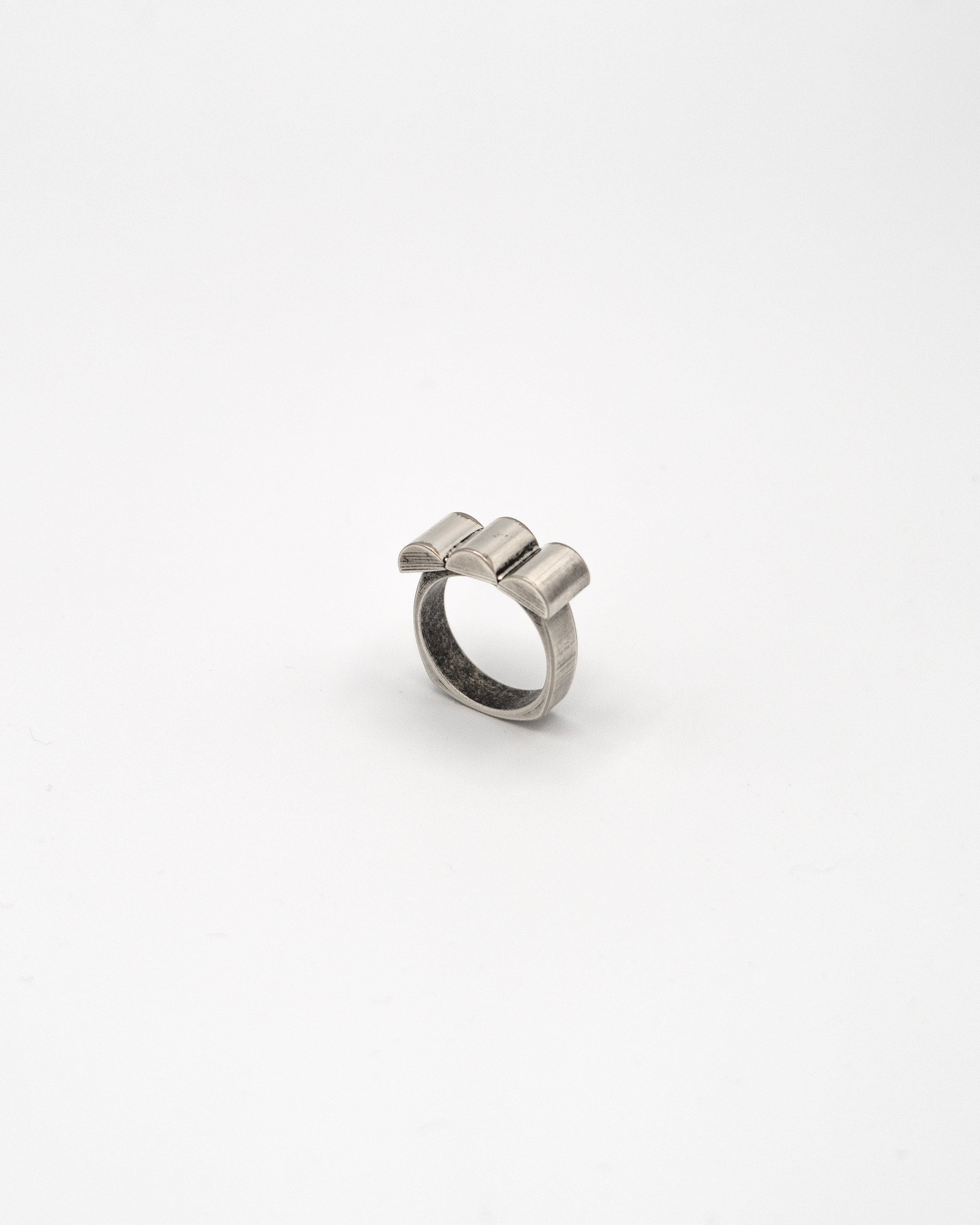RING BAND WITH THREE MOUNTAINS DESIGN