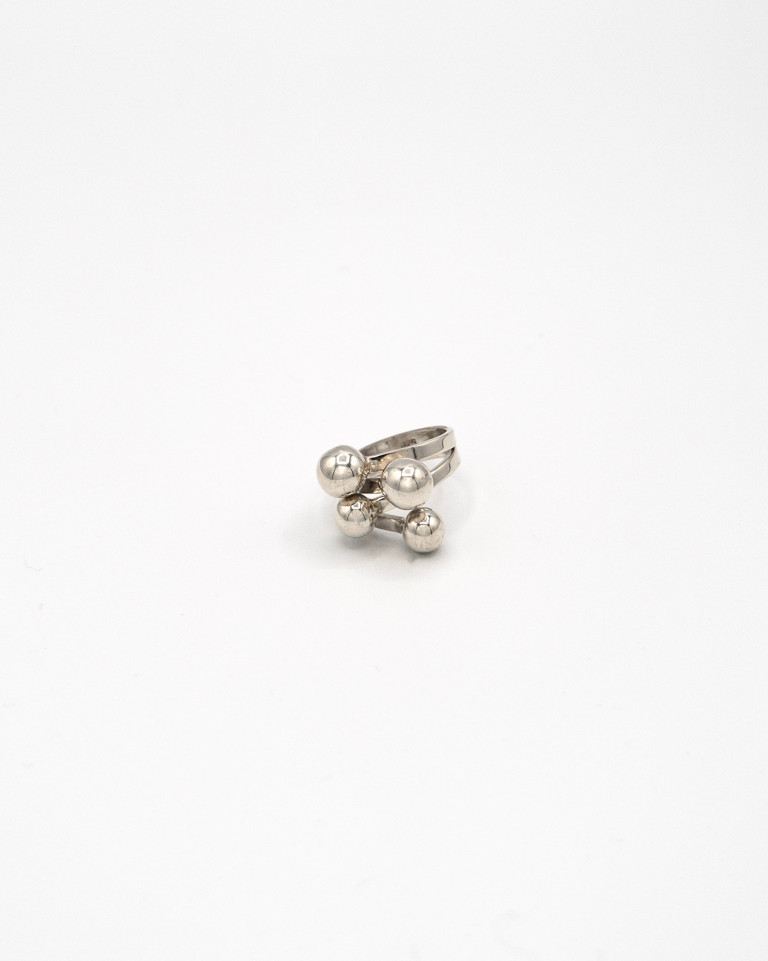 Cluster ball split band ring