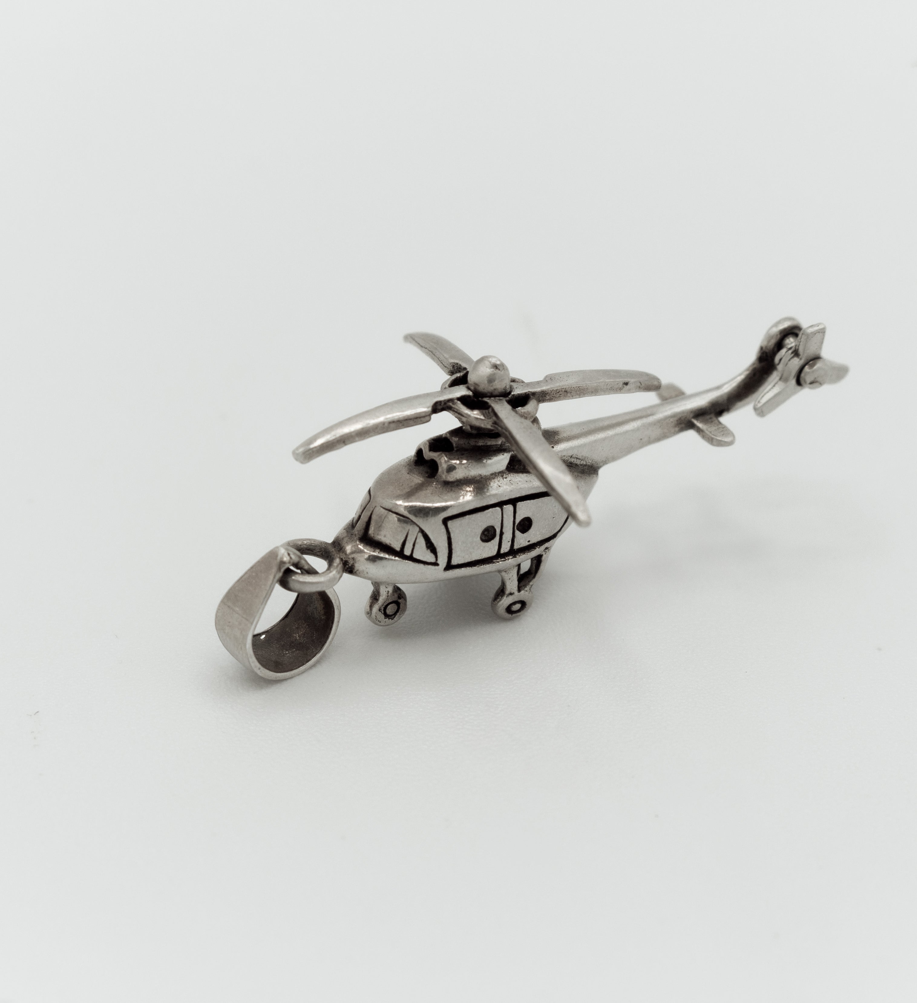 Helicopter pendant with moving rotor blade